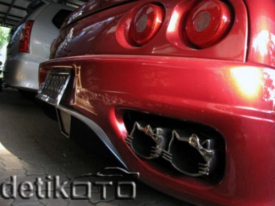 Hello Kitty Ferrari exhaust