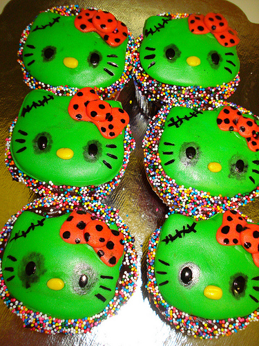 hello kitty Halloween cupcakes