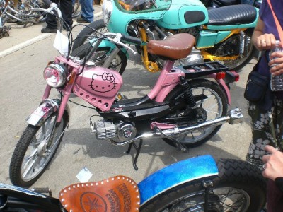 hello kitty pink moped
