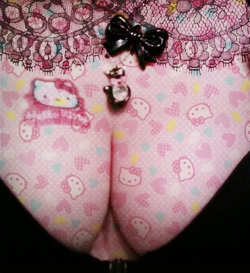 Hello Kitty cleavage